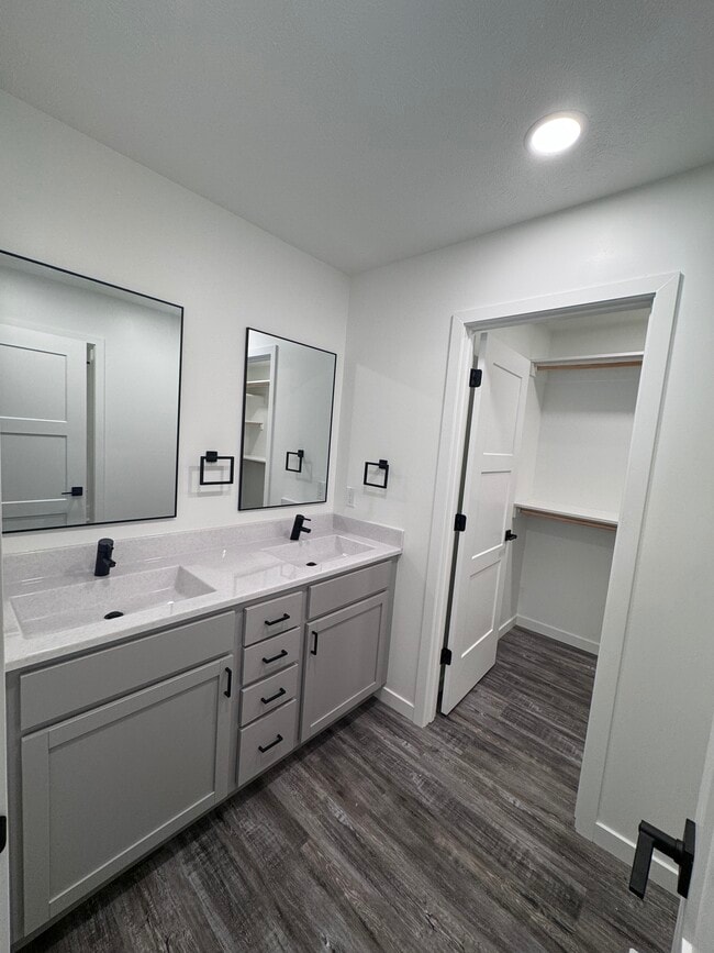 Photo - 202 E Plum St