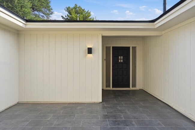"Charming 4-Bed Oasis with Fireplace in Lubbock - 2 Full Baths & Spacious 2460 Sq Ft!"