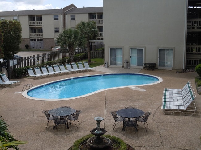 Photo - Metairie Lake Apartments