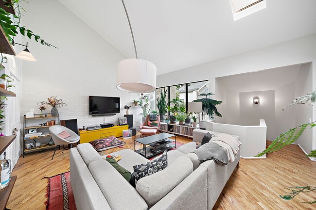 Building Photo - 3018 Baldwin St