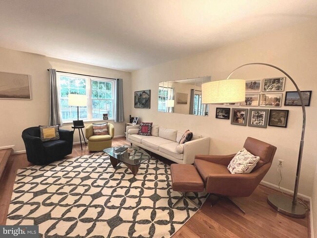 Building Photo - 703 Twin Holly Ln