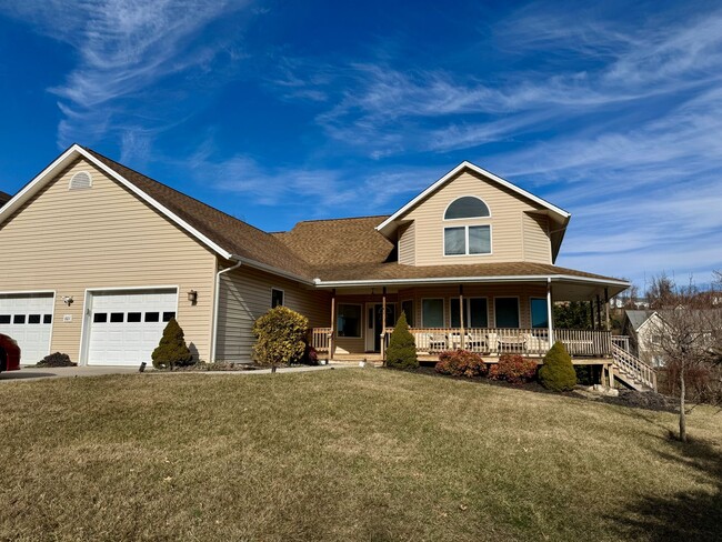 Spacious Two-Story Home in Blacksburg - Spacious Two-Story Home in Blacksburg