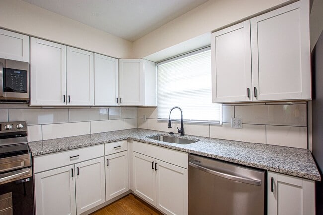 Photo - 3 Bedroom / 2 Bath Home with Finished Basment and Washer/Dryer!