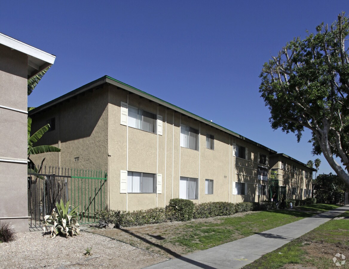 Photo - Three Palm Apartments