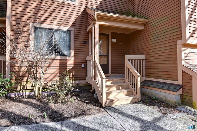 Building Photo - 2 Stonington Ct Unit 2