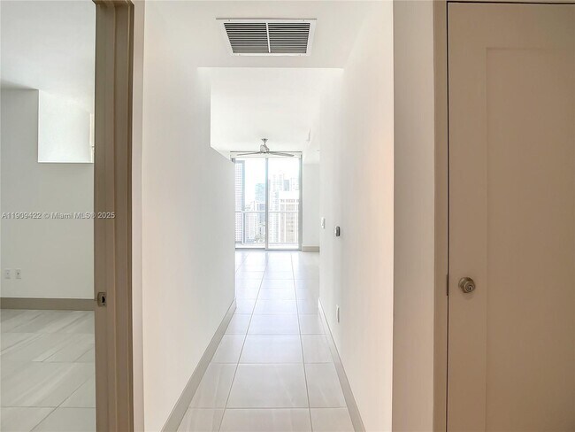 Photo - 340 SE 3rd St Unidad 2606