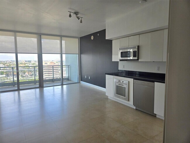 Photo - 92 SW 3rd St Unidad 1808