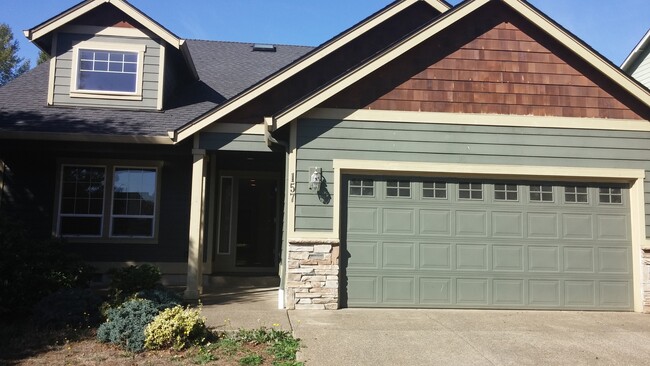 Building Photo - VIDEOTOUR: Gorgeous Home on Quiet Culdesac in Dallas. PETS WELCOME