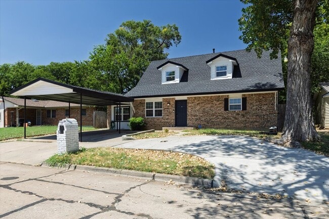 Photo - 122 NE Angus St