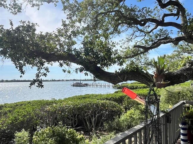1335 Landings Dr