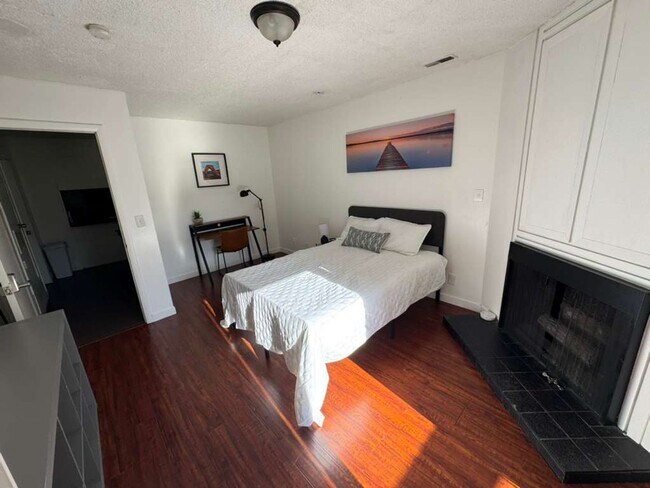 Photo - Large Private Furnished  Guy Room Downtown ASAP - Balcony, Storage and more Unit 21 - 21A