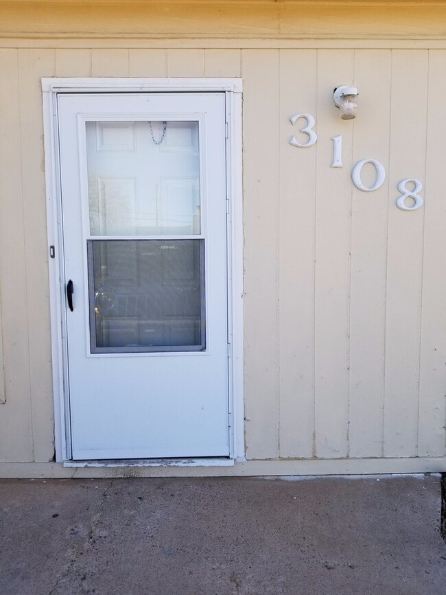 Building Photo - NICE 3 BEDROOM HOME WITH 2 LIVING AREAS