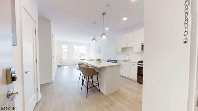 Photo - 1181 Morris Ave Unidad 206