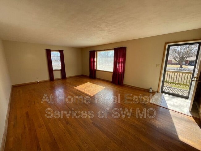 Photo - 533 W Crestview St