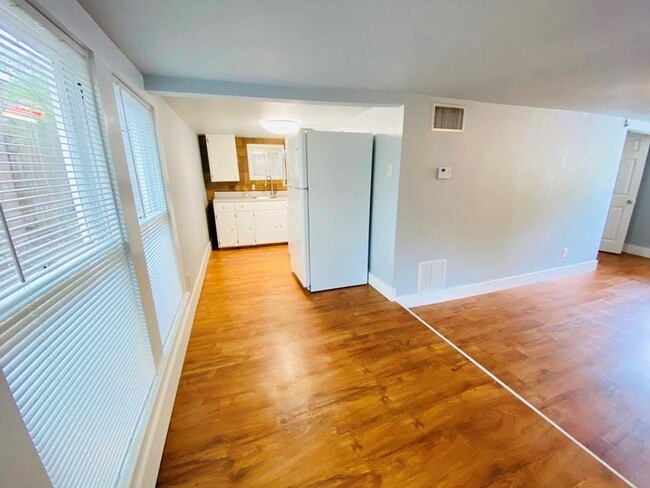 Building Photo - 2102 Brackenridge St Unit B