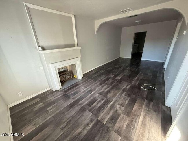 Photo - 806 E 7th St