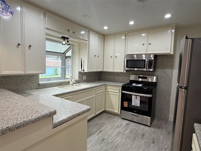 Building Photo - 822 Hidden Valley Dr