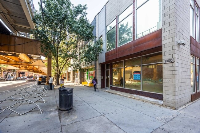 Building Photo - 1002 W Lake St Unit 2