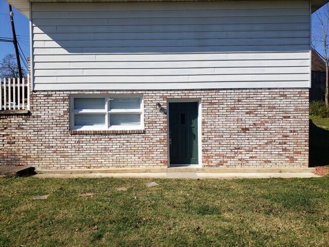 Building Photo - Triplex - 2 Bdrm/1Bath Kingsport TN Rental