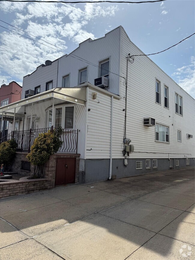 Building Photo - 66-18 75th St Rental