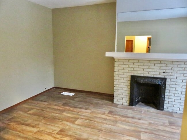 Photo - 562 Wardlaw Ave