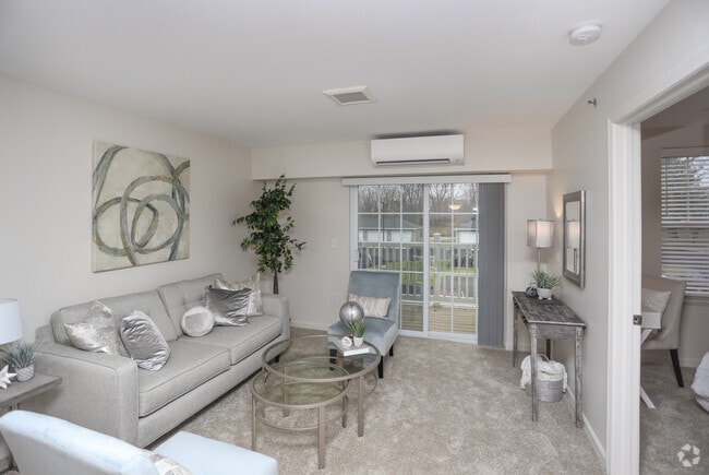 2BR, 1BA - 825 SF