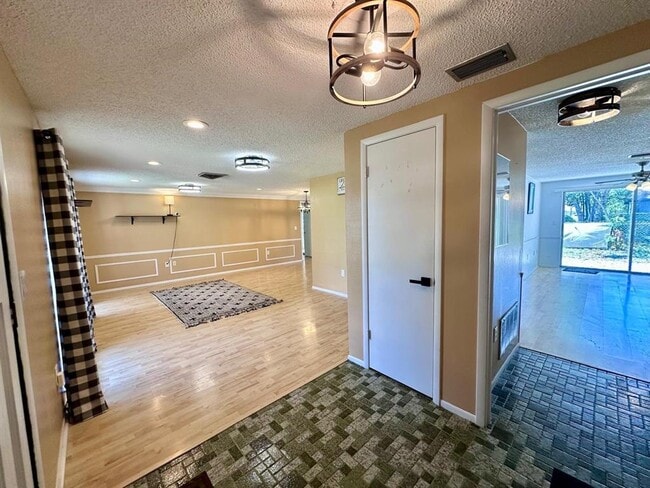 Photo - 12215 Meadowbrook Ln