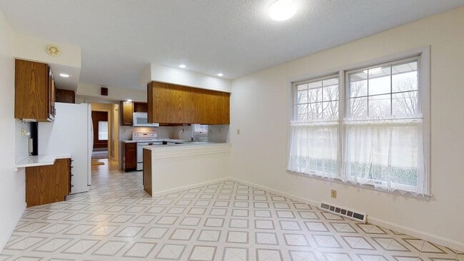 Cocina con zona de desayuno - 306 S Washington St