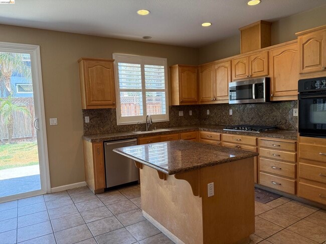 Photo - 533 Stirling Ct