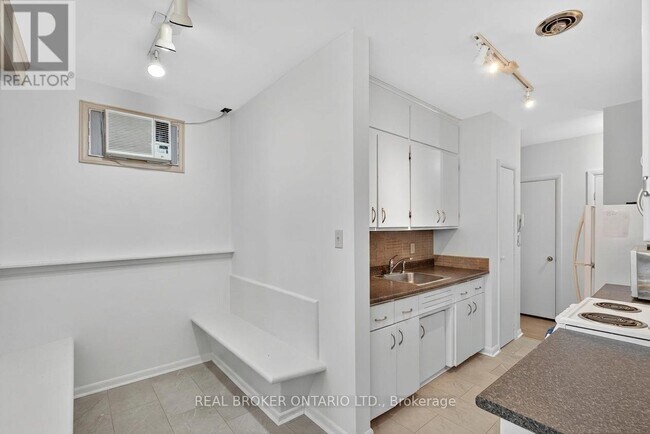 Photo - 8 Westmount Dr S