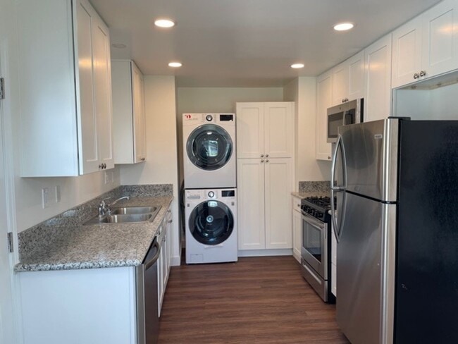 Building Photo - Lovely 1 story, fully remodeled house