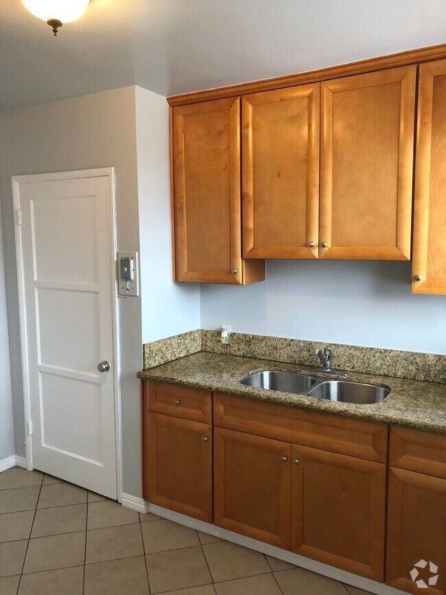 Downstairs Unit - 1934 W 35th St Rental