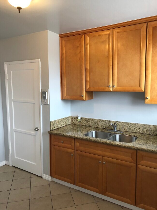 Downstairs Unit - 1934 W 35th St Rental