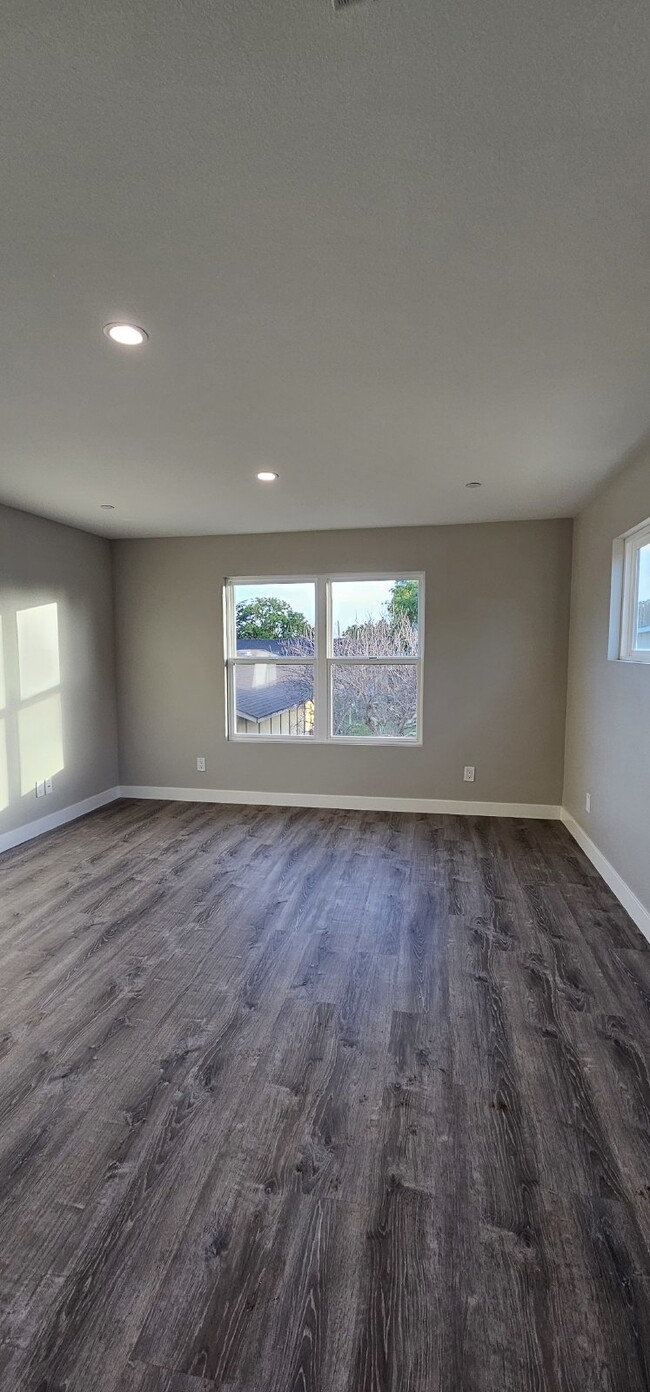 Beautiful 2-bedroom, 1-bath upstairs unit - Beautiful 2-bedroom, 1-bath  upstairs unit Apartment Unit B