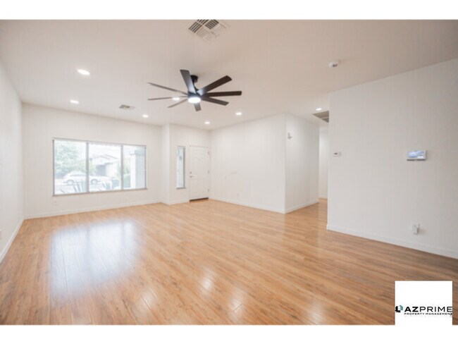 Photo - Stunning 4/2 Phoenix House!