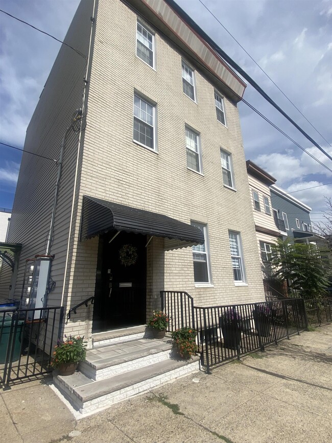 Building Photo - 70 Poplar St Unit 3