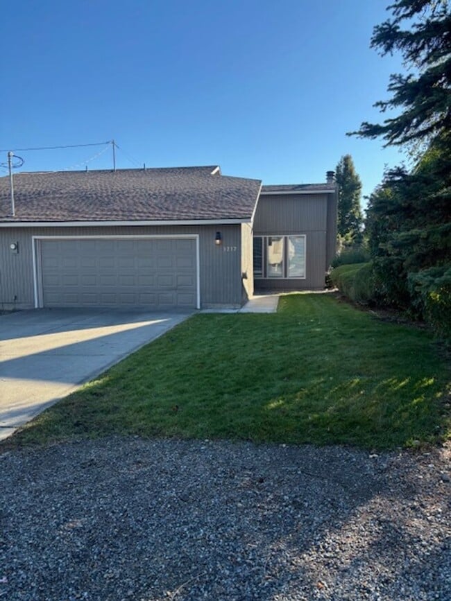 Building Photo - 1122 Unit 1212