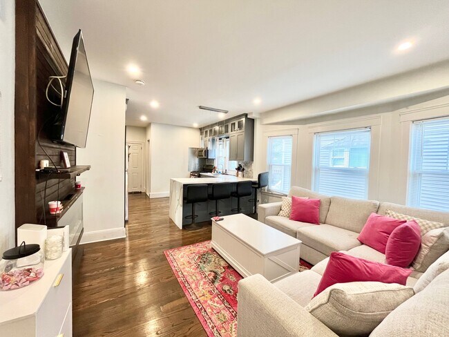 Building Photo - 220 Faneuil St Unit 1