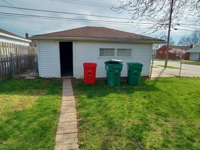 Photo - Beautiful, sprawling, brick ranch - $1600/mo