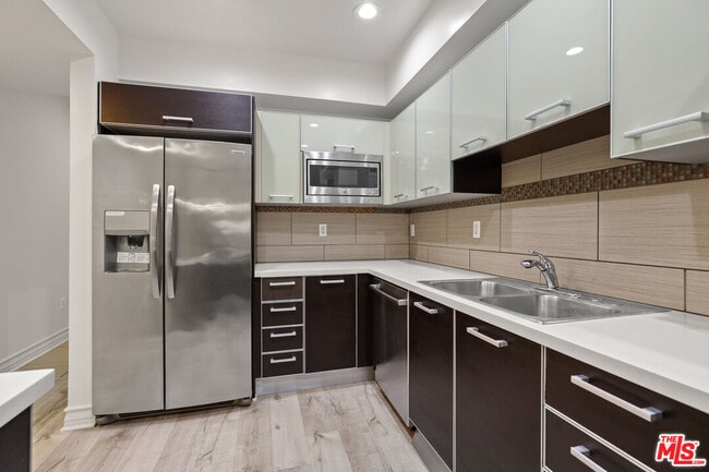 Photo - 107 Sweetzer Ave Unidad 201