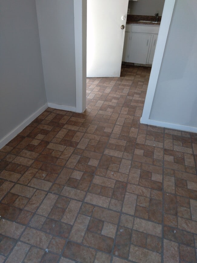 Puerta de la cocina de la sala de estar - 2818 S Grove St