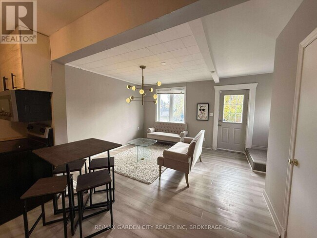 Photo - 130 St Paul Crescent Unit 1