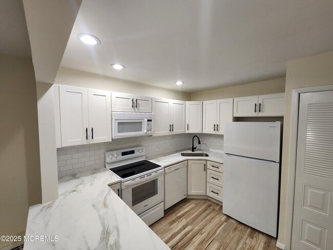 Photo - 129 Amberly Dr Unidad H Rental