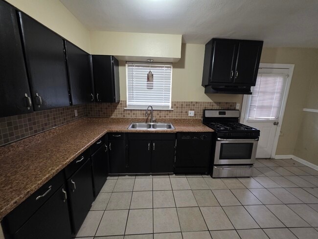 Photo - 2135 Richmond St