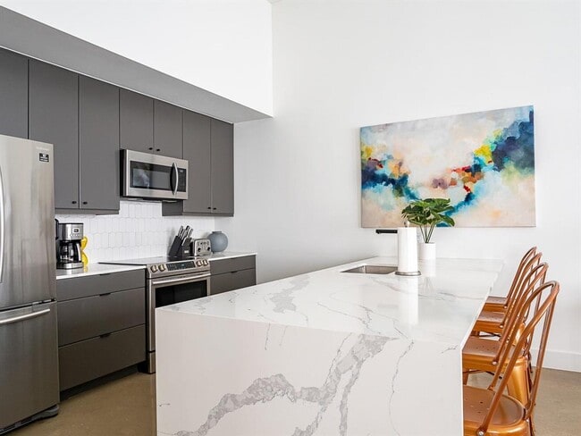 Building Photo - 2709 E 5th St. Unit 2104