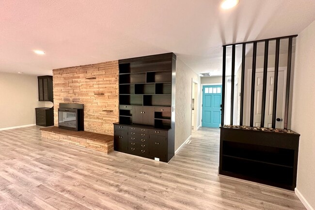 Photo - 470 College Ave