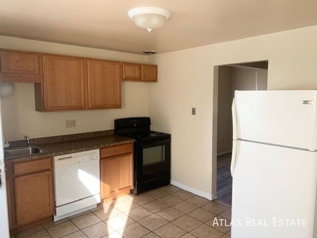 Building Photo - 2707 N Chestnut St Unit 2 Rental