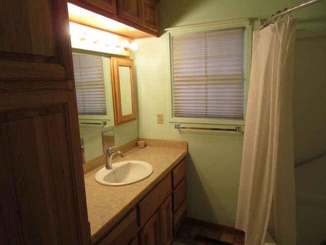 Photo - 2 Bedroom Fully Furnished House, Move In R...