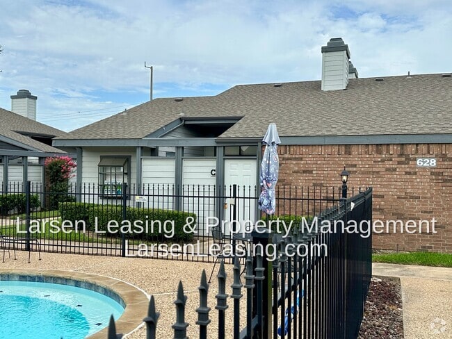 Building Photo - 628 Bellaire Dr Unit C Rental