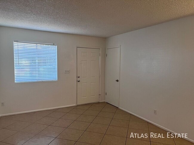 Photo - 8315 N 61st Ave Unidad 04